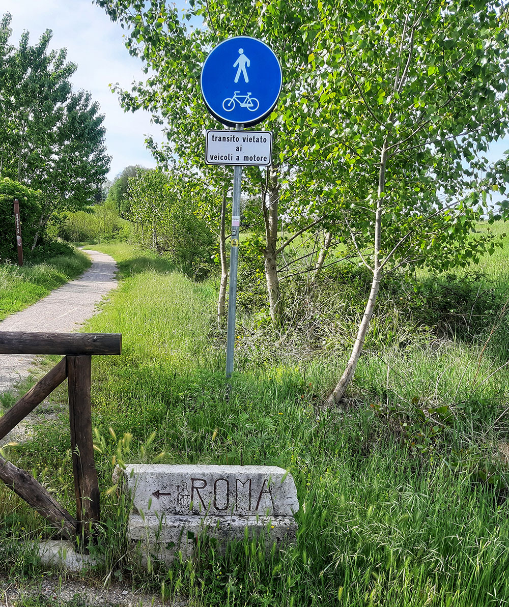 Le indicazioni per Roma nei dintorini di Parma, con ciclabili meravigliose immerse nel verde